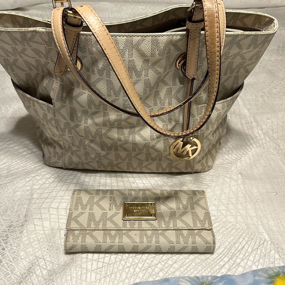 Michael KORS Tote Bag with Matching Wallet